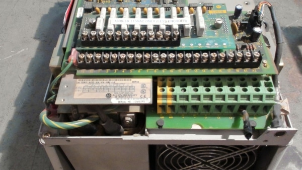 ALLEN BRADLEY - A010-AN-EN-HA2-L6 - USED MISSING DOOR & KEYPAD - Image 2